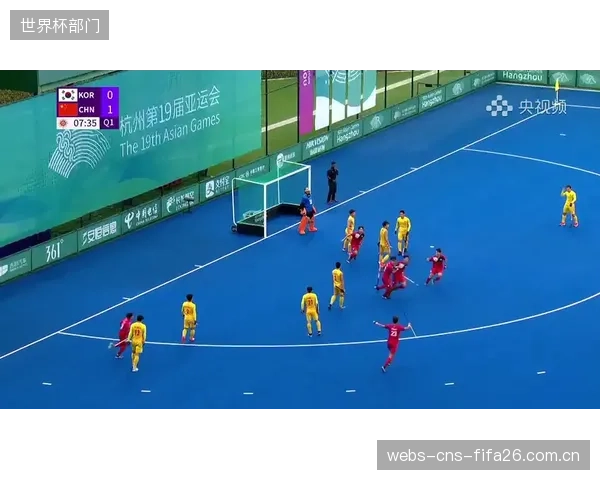韩国队中场配置功能清晰，黄仁范的调度与李在城的后排进攻将是三中卫体系的重要补充。